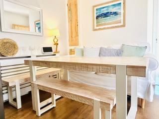 Master Bedroom with freestanding Bath and TV - Moffat - 3