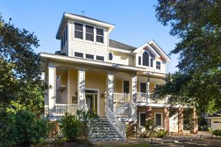 Parrothead Manor - Corolla - 0