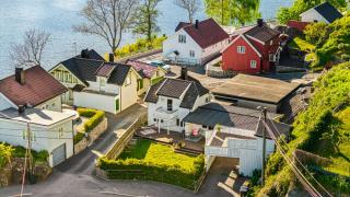 Sentrumsnær, tiltalende enebolig med nyoppusset bad, carport, sommerstue, 4 soverom - Arendal - 0
