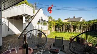 Sentrumsnær, tiltalende enebolig med nyoppusset bad, carport, sommerstue, 4 soverom - Arendal - 8