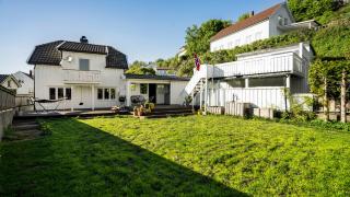 Sentrumsnær, tiltalende enebolig med nyoppusset bad, carport, sommerstue, 4 soverom - Arendal - 1