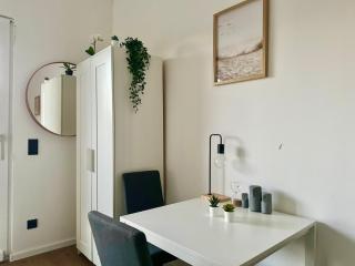 Modern Studio Apartment with Free Parking - Wenen - 7