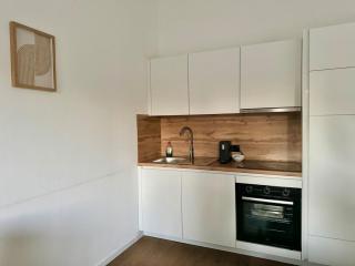 Modern Studio Apartment with Free Parking - Wenen - 4