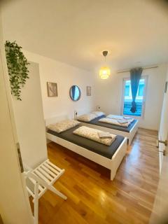 Spacious Modern 2 Bedroom Apartment with Free Parking - Wenen - 7