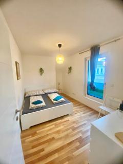 Spacious Modern 2 Bedroom Apartment with Free Parking - Wenen - 1