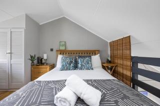 Brighton Water Cabin at the Marina, Free Parking By My Getaways - 4