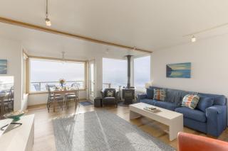 Blue Horizon by AvantStay Panoramic Views of the Ocean w Entertainers Patio - Rockaway Beach - 7