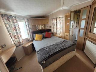 Meadow Lakes 76 - sleeps 6 with a bath - Golden Palm Resort - Meadow Lakes Caravan & Lodge Hire - Chapel Saint Leonards - 6