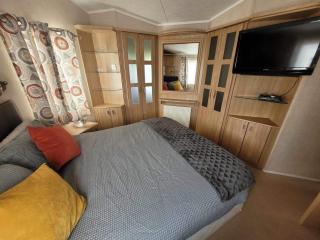 Meadow Lakes 76 - sleeps 6 with a bath - Golden Palm Resort - Meadow Lakes Caravan & Lodge Hire - Chapel Saint Leonards - 5