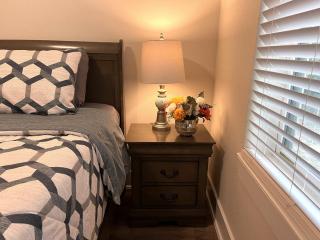 Stylish, King Bed, Ground Floor 2BR Apt, Near Pavilion & Mall - 8
