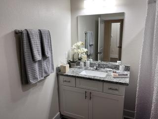 Stylish, King Bed, Ground Floor 2BR Apt, Near Pavilion & Mall - The Woodlands - 6
