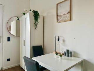 Modern Studio Apartment with Free Parking - Wenen - 2