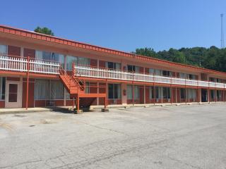 Daniel Boone Motor Inn - 2