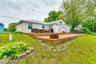 Lakefront Gladwin Vacation Rental with Deck and Dock! - Gladwin - 9