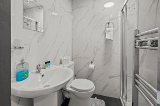 Stadium Suite Central 7 Bed Luxury Guest House By AltoLuxo Short Lets Serviced Accommodation With Free Wifi & Parking - Leicester - 1