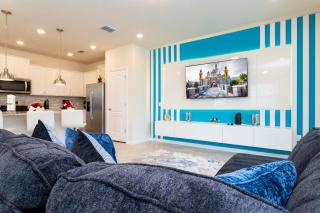 Luxury 5 Bed Townhome with Private Pool - Solterra - 7598 OS - 7