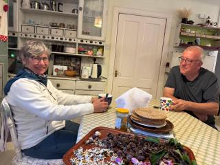 Charming 3 Bed Cottage , Private Budget Room , Free street parking , strong Fibre Optic Internet , Garden - 2