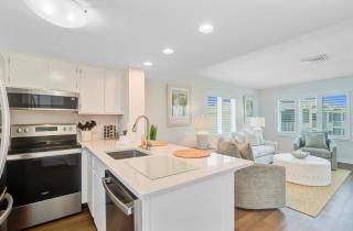 OceanView Condo Pool Balcony Beach Access 304 D Port O Call by AvantStay - Isle of Palms - 3