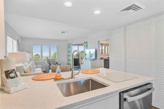 OceanView Condo Pool Balcony Beach Access 304 D Port O Call by AvantStay - Isle of Palms - 1