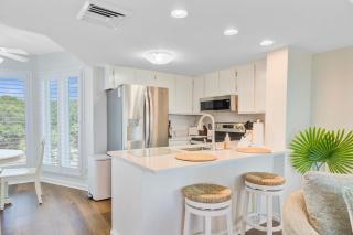 OceanView Condo Pool Balcony Beach Access 304 D Port O Call by AvantStay - Isle of Palms - 2