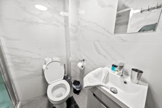 Stadium Suite Central 7 Bed Luxury Guest House By AltoLuxo Short Lets Serviced Accommodation With Free Wifi & Parking - Leicester - 9