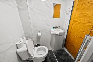 Stadium Suite Central 7 Bed Luxury Guest House By AltoLuxo Short Lets Serviced Accommodation With Free Wifi & Parking - Leicester - 7