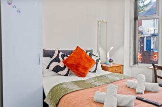 Stadium Suite Central 7 Bed Luxury Guest House By AltoLuxo Short Lets Serviced Accommodation With Free Wifi & Parking - Leicester - 4