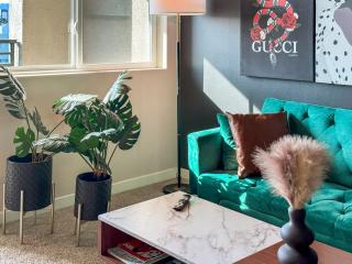 Stylish Mid-Wilshire Apt, Free Parking, Gucci Art, 10mins to Cedars - Los Angeles - 7