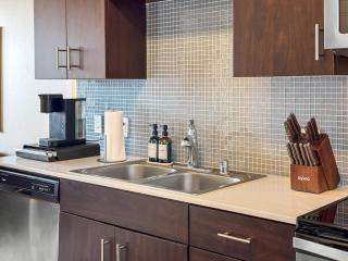 Stylish Mid-Wilshire Apt, Free Parking, Gucci Art, 10mins to Cedars - 5