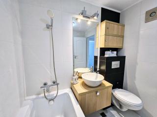 Spacious 2BR Oasis Modern Comfort & Queen Beds near Parks & Malls - Bucharest - 7