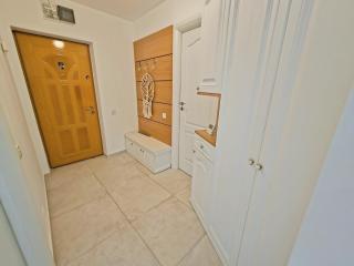 Spacious 2BR Oasis Modern Comfort & Queen Beds near Parks & Malls - Bucharest - 1