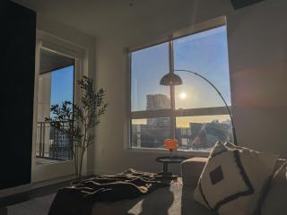 Modern Hollywood Retreat, Free Parking, Large Sofa, Smart TV, Netflix 10mins to Universal Studios - Los Angeles - 3