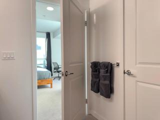 Modern Hollywood Retreat, Free Parking, Large Sofa, Smart TV, Netflix 10mins to Universal Studios - Los Angeles - 1