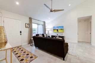 Designer's Dream Home With Free Pool - 1