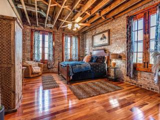 Large 4-Bed Stockyards Hideaway - Oklahoma City - 6