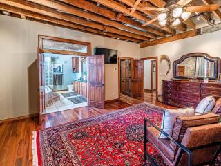 Large 4-Bed Stockyards Hideaway - 3