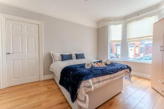 Luxurious 4 Bedroom house Sleeps 7 Free Parking - Liverpool - 1