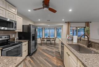 Lux Glendale Home With Free Private Heated Pool - Phoenix - 4