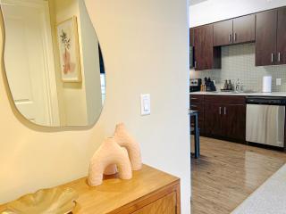 Colorful Mid-Wilshire Gem, Free Parking, Retro Modern Design 10mins to Cedars - Los Angeles - 4