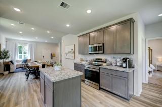 4BR Spacious Family Retreat, 5min Lake Conroe, Large Backyard Grill - 6