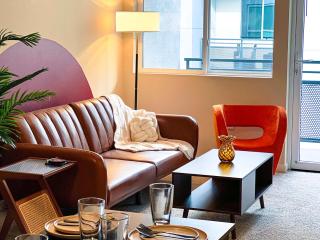 Colorful Mid-Wilshire Gem, Free Parking, Retro Modern Design 10mins to Cedars - Los Angeles - 3