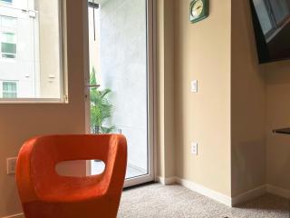 Colorful Mid-Wilshire Gem, Free Parking, Retro Modern Design 10mins to Cedars - Los Angeles - 1
