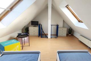 E1 Work-Ready Apartment -2 Rooms, Kitchen, Free Parking - 3