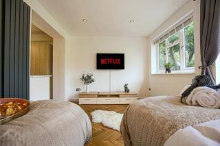 Grace House - Prime Location - Driveway Parking, Pool Table, Fast Wifi, Self Check-In and Smart TV with Sky TV and Netflix by Yoko Property - Milton Keynes - 8