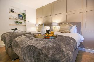 Grace House - Prime Location - Driveway Parking, Pool Table, Fast Wifi, Self Check-In and Smart TV with Sky TV and Netflix by Yoko Property - Milton Keynes - 1