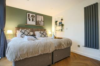 Grace House - Prime Location - Driveway Parking, Pool Table, Fast Wifi, Self Check-In and Smart TV with Sky TV and Netflix by Yoko Property - Milton Keynes - 5