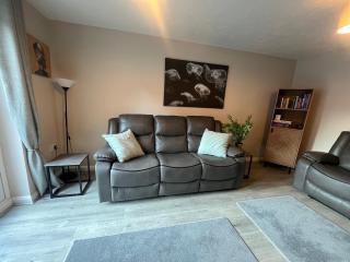 Near Saltaire, Bingley, Beautiful & Spacious, Entire 2-Bed House, Kitchen, Washer Dryer, Parking & Garden - Bradford - 5