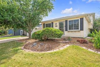 Modern Retreat with Private Pool & Yard, 10 mins to Tinley Ampitheatre home - - 0