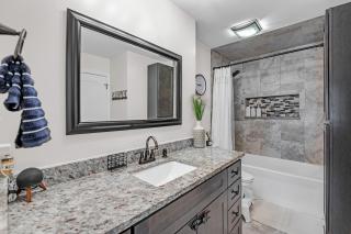 Modern Retreat with Private Pool & Yard, 10 mins to Tinley Ampitheatre home - - 4