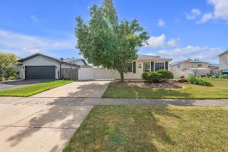 Modern Retreat with Private Pool & Yard, 10 mins to Tinley Ampitheatre home - - 2